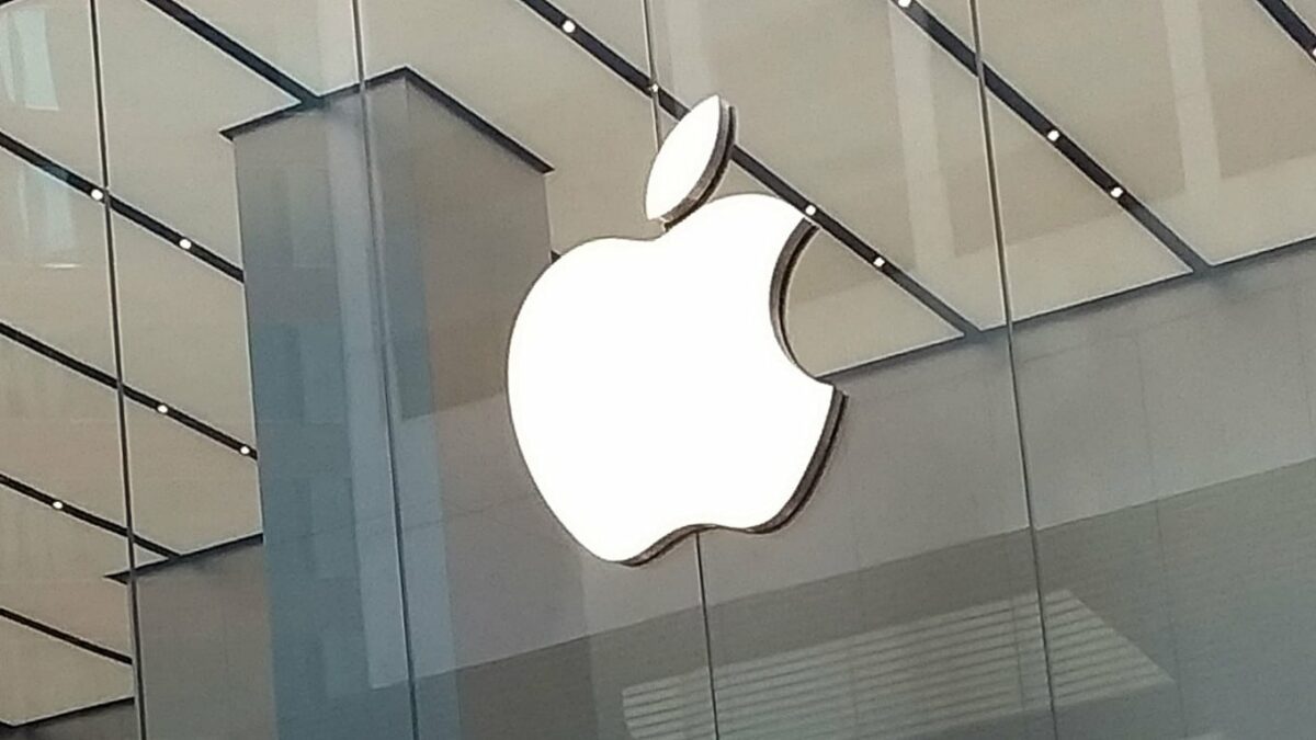 Trump ogłasza inwestycje Apple o wartości 100 miliardów dolarów w produkcję w USA