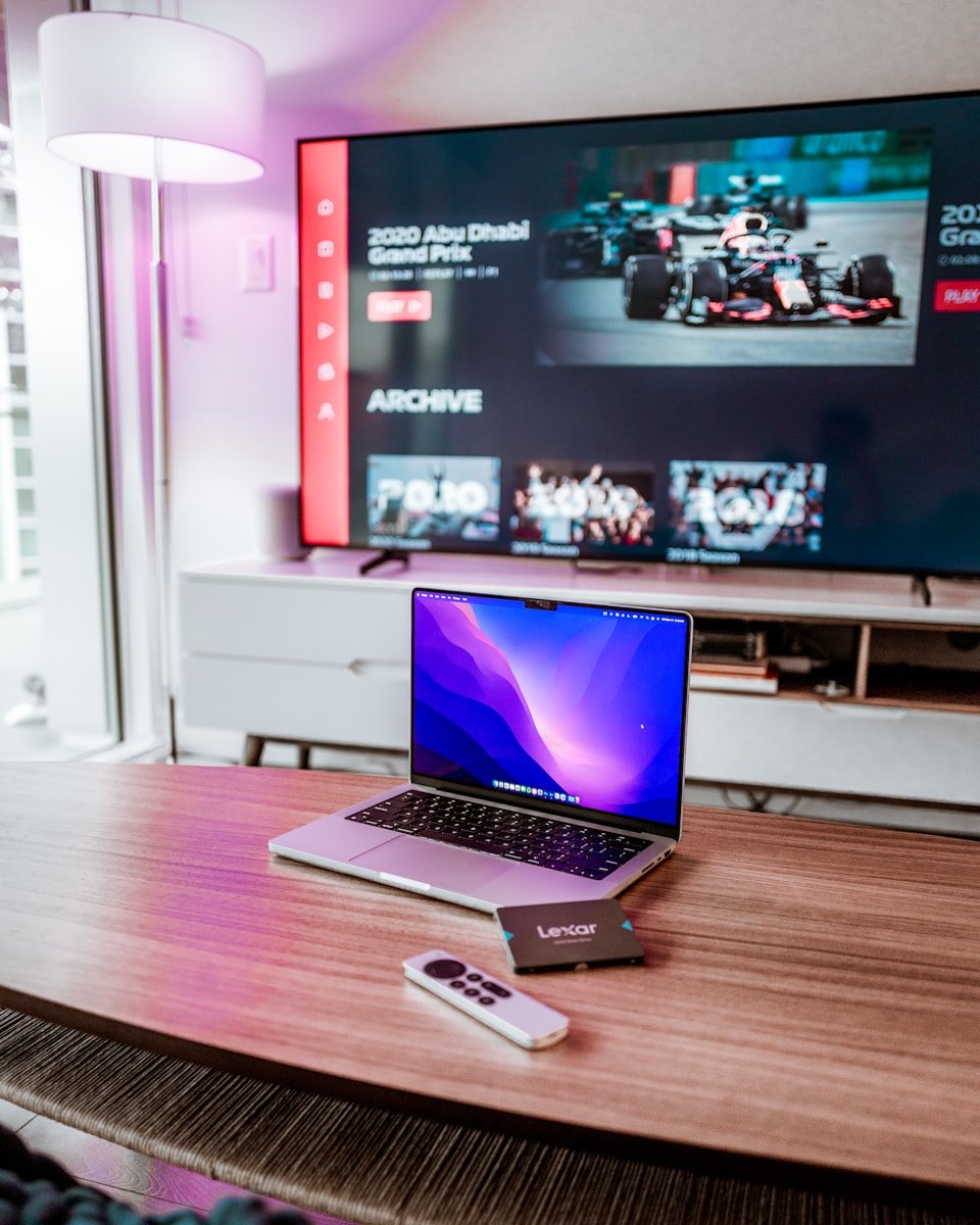 Jak łatwo podłączyć MacBooka z telewizorem