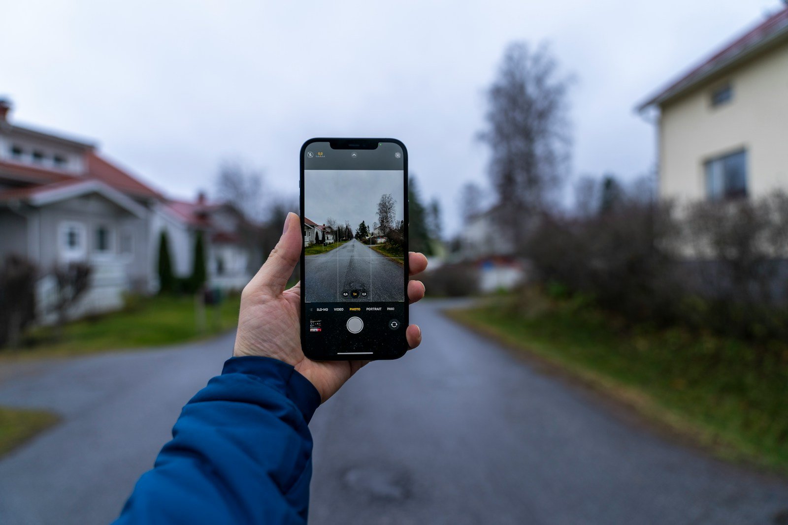 Tryb działania iPhone'a: kompletny przewodnik (2025)
