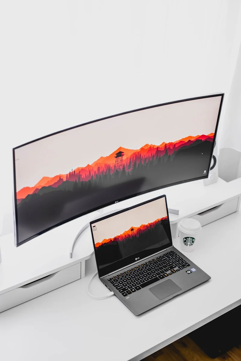 Zewnętrzny monitor MacBooka Pro: najlepsze opcje zwiększające produktywność