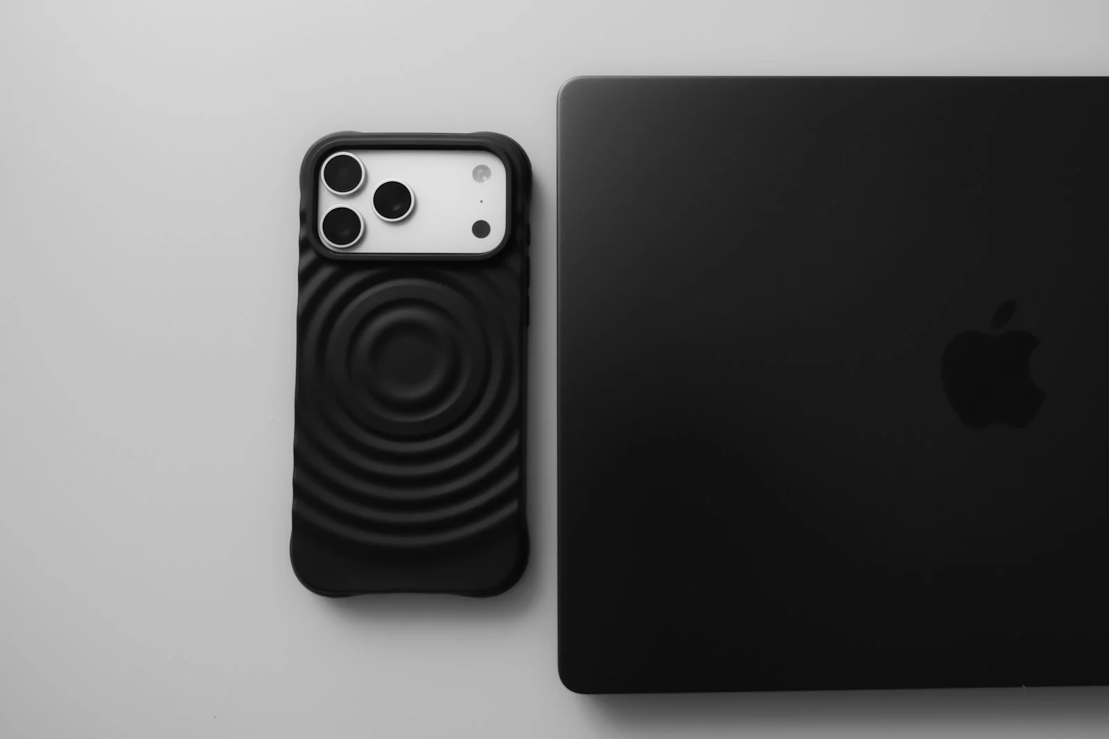 Czy iPhone 17 jest wyposażony w ładowarkę? Rozpakowywanie zawartości pudełka